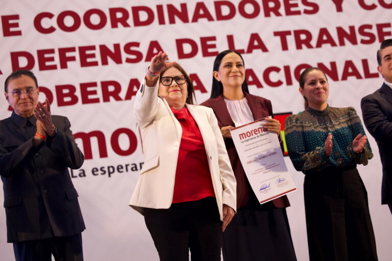 Imelda Castro saluda tras recibir su nombramiento como coordinadora estatal de Morena en Sinaloa